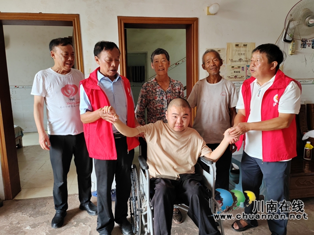 關(guān)愛貧困孩子.jpg