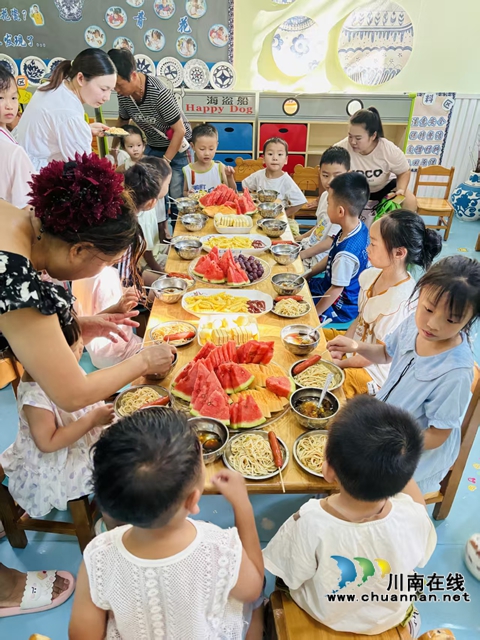品嘗美食（劉孝春攝）.jpg