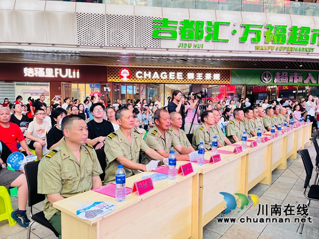 退役軍人代表參加晚會(huì)（龍洪艷攝）.jpg