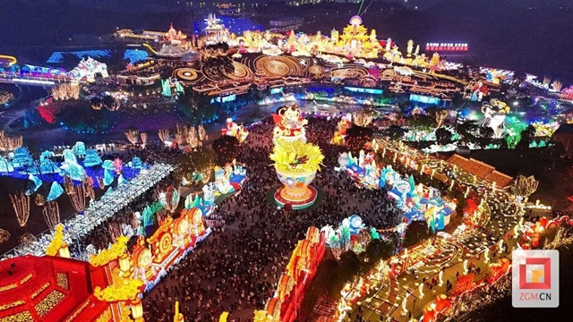 厲害了！自貢燈會(huì)斬獲“2025旅游創(chuàng)新貢獻(xiàn)獎(jiǎng)”