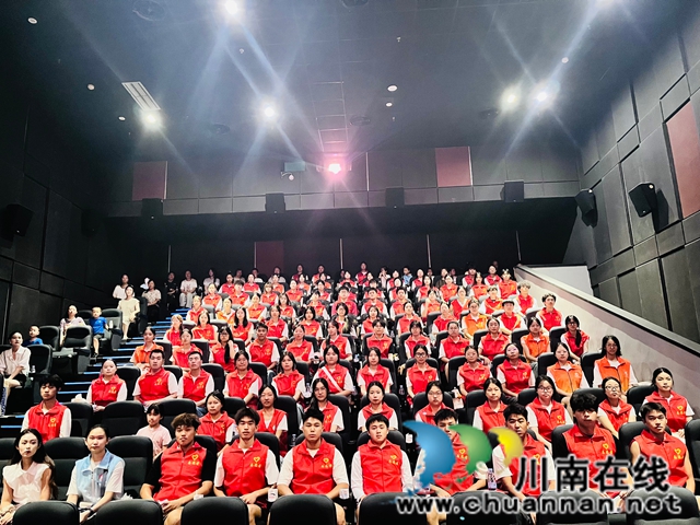 觀看電影《照相館》（龍洪艷攝）.jpg