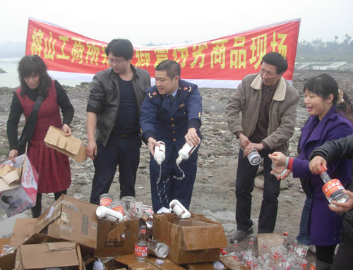 榕山工商：銷(xiāo)毀假冒偽劣酒(圖1)