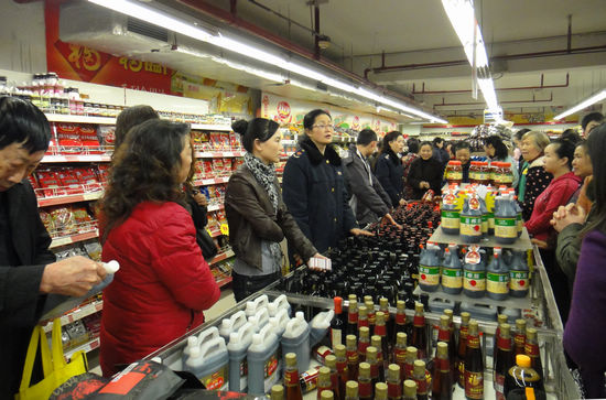 瀘州：工商部門保穩(wěn)定 平抑食鹽搶購(gòu)潮(圖1)