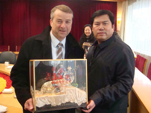 中法酒業(yè)巨頭相會(huì)宜賓 白酒文化有望走出國(guó)門(圖1)