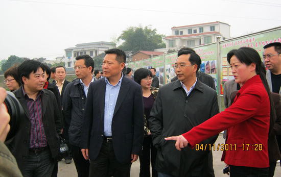 瀘州市委書記朱以莊調(diào)研三江省級(jí)新農(nóng)村示范片建設(shè)