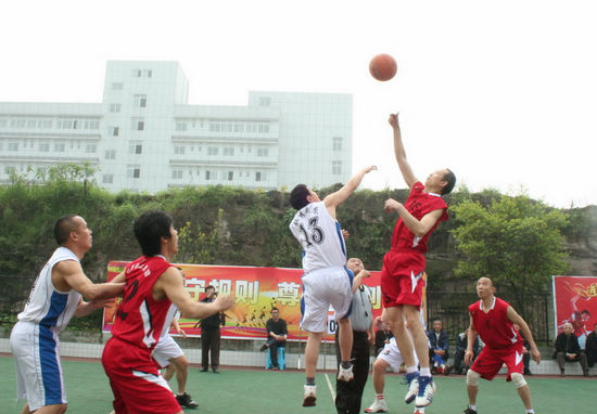 川南六市縣中老年籃球聯(lián)誼在瀘開(kāi)賽(圖2)