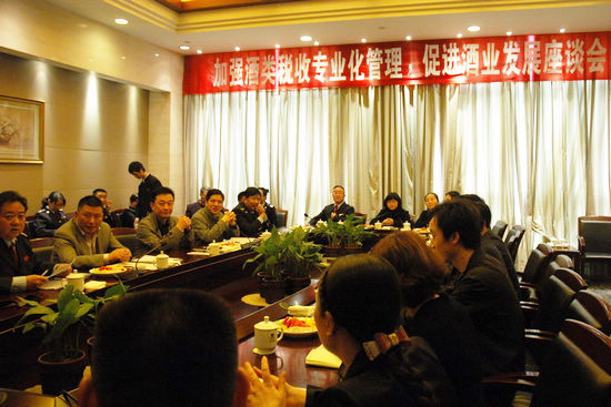 龍馬潭區(qū)國(guó)稅局舉行酒類(lèi)稅收專(zhuān)業(yè)化管理座談會(huì)(圖1)