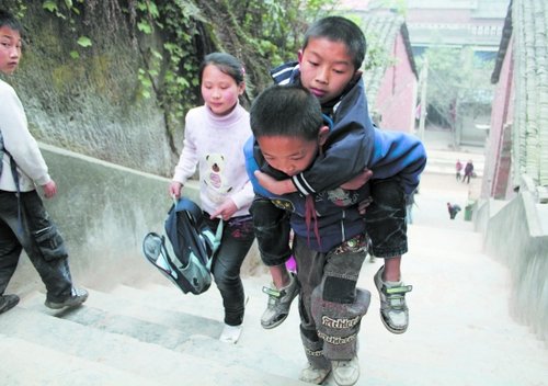 自貢男孩患病無(wú)力行走 20名同學(xué)輪流背他上學(xué)