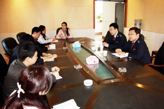 納溪國(guó)稅局為大學(xué)生村官送稅法
