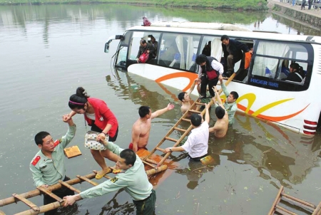 宜賓到瀘州一客車沖進(jìn)魚塘 水中搭救命人梯(圖2)