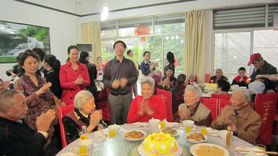 瀘州：福利院老人、孩子集體過生日