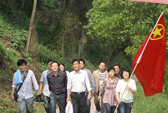 瀘縣工商局與云錦鎮(zhèn)共同舉辦迎“五一”登山活動(圖1)