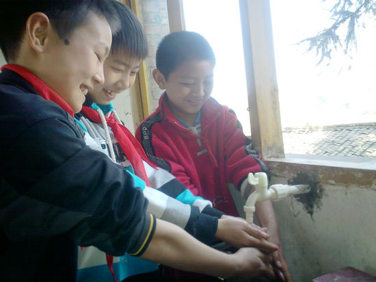 打古鎮(zhèn)龍古小學(xué)師生告別“苦水”