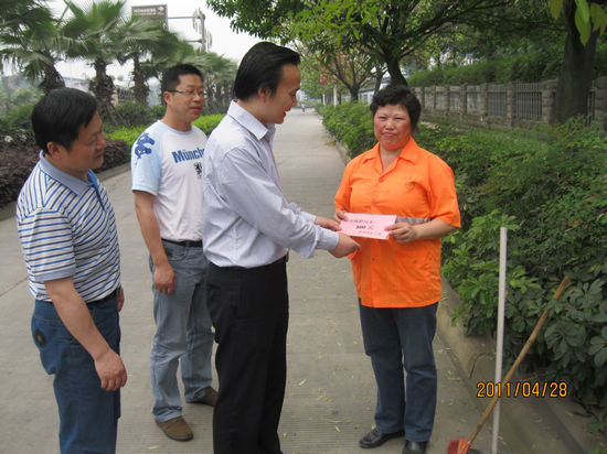 瀘州市總工會(huì)領(lǐng)導(dǎo)蒞臨環(huán)衛(wèi)三所慰問(wèn)省勞模劉城均