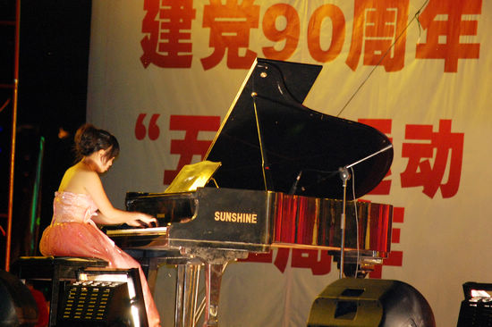 紀(jì)念“五四”瀘州唱響紅歌 青年同臺頌黨恩(圖13)