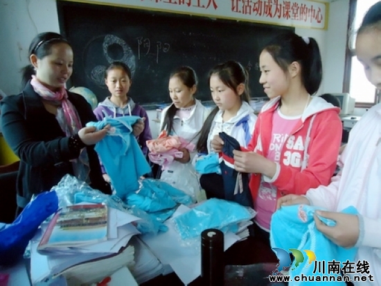 特興中心學(xué)校:千余學(xué)生喜得瀘州市紅十字會(huì)愛心捐贈(zèng)(圖1) 特興中心學(xué)校:千余學(xué)生喜得瀘州市紅十字會(huì)愛心捐贈(zèng)(圖1)