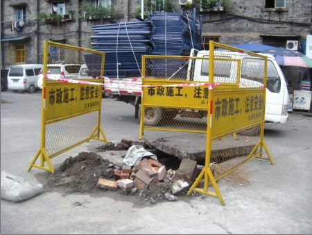 瀘州：半夜走在路上 突然掉進(jìn)窨井里(圖1)