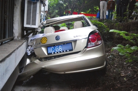 新手上路 連人帶車掉下溝(圖1)
