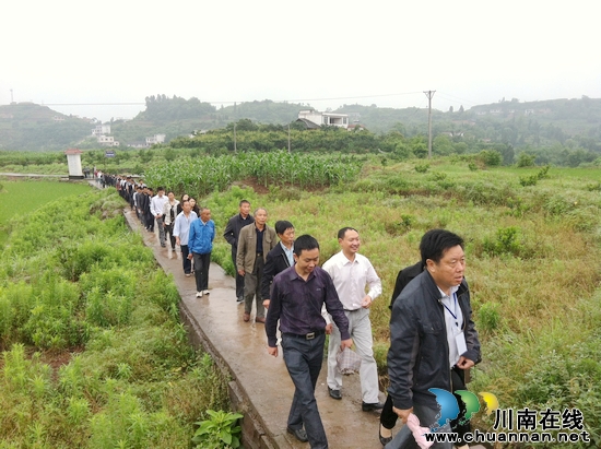 瀘縣糧食局組織考察為幫扶村發(fā)展找路子(圖1)