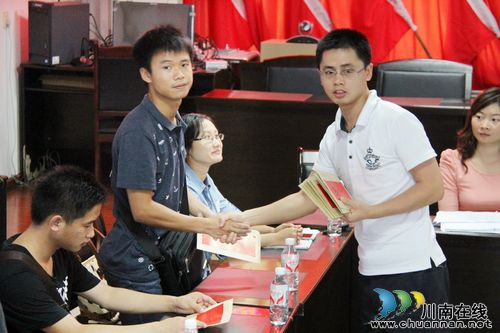 通灘鎮(zhèn)：慰問考上大學的農村獨生子女及其家庭(圖2)