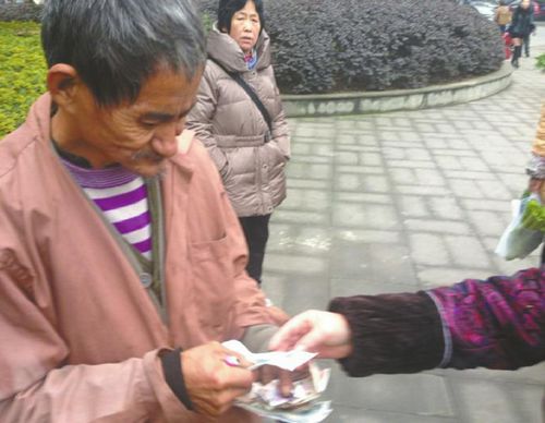瀘州大爺賣柚子收300元假鈔 好心市民慷慨解囊(圖3)