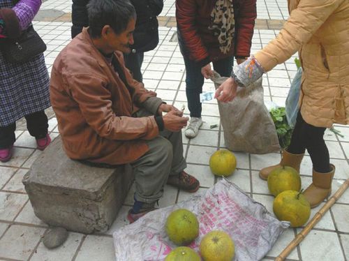 瀘州大爺賣柚子收300元假鈔 好心市民慷慨解囊(圖2)