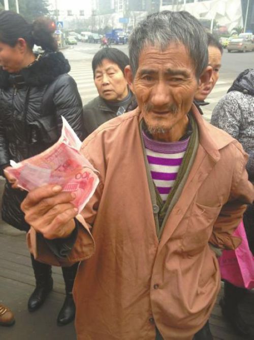 瀘州大爺賣柚子收300元假鈔 好心市民慷慨解囊(圖1)