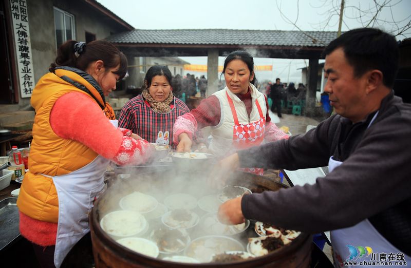 年味濃瀘州：專合社農(nóng)民歡聚“團年宴”(圖)(圖1)