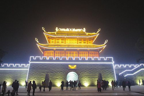 新景點(diǎn)瀘州"東大門(mén)"昨晚亮燈 市民組團(tuán)拍照(圖1)