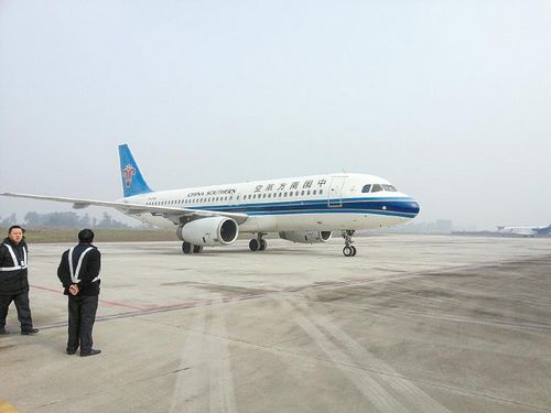 川南機場最大機型飛機A320首降瀘州 可載160人(圖1)