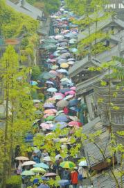 清明時(shí)節(jié)雨紛紛 市民出行“傘擠傘”(圖1)