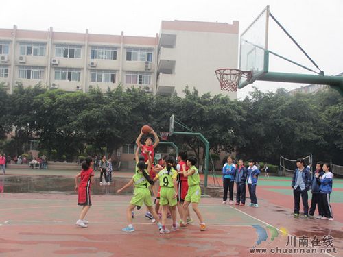 瀘州十八中在區(qū)小學(xué)生籃球比賽中獲佳績(圖1)