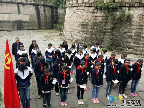 清明時(shí)節(jié) 華陽街道學(xué)校師生在烈士墓前接受情感教育(圖2)