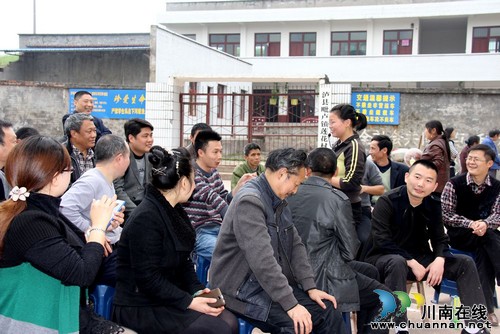 毗盧鎮(zhèn)：知識競答做游戲 黨的群眾路線教育這樣學(xué)(圖2)