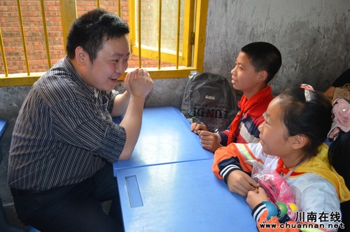 華陽(yáng)街道：黨員去哪兒，關(guān)愛(ài)到那兒(圖2)