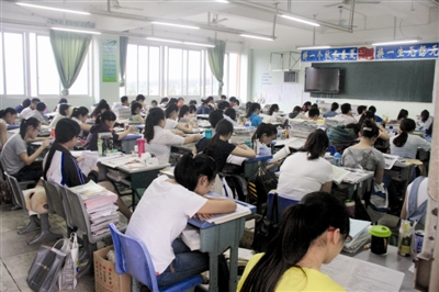 宜賓41個(gè)部門通力護(hù)航高考 倡議:讓出綠色通道(圖2)