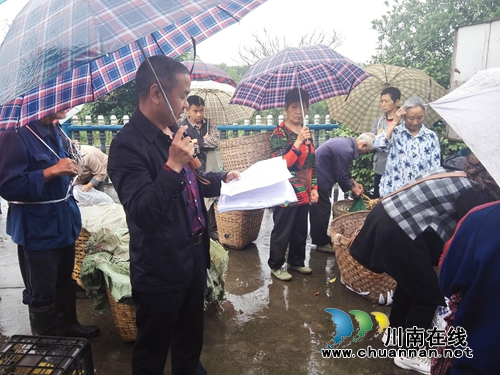 瀘縣經(jīng)信局：為云龍鎮(zhèn)貧困戶分發(fā)“致富雞苗”(圖1)