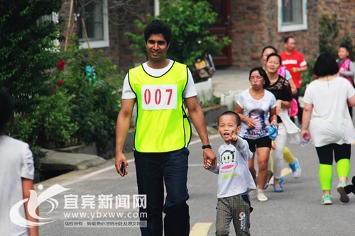 宜賓：印度友人變身“007”  與消防官兵約跑(圖2)
