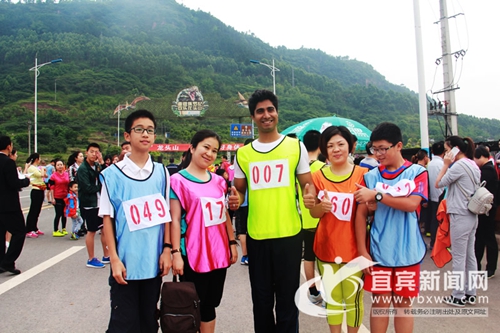 宜賓：印度友人變身“007”  與消防官兵約跑(圖1)