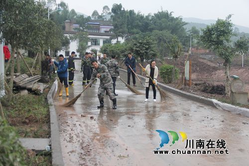 瀘縣石橋鎮(zhèn)開展易地扶貧安置點(diǎn)衛(wèi)生志愿活動(dòng)(圖1)