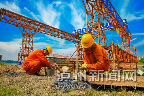 正在建設(shè)中的海潮沱江大橋，是我市“渡改橋”項目之一。 記者 牟科 攝