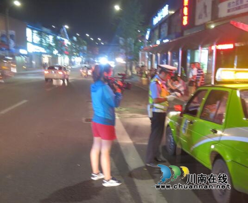 瀘州交警：邀請記者隨警作戰(zhàn) 強化夜間集中整治效果(圖1)