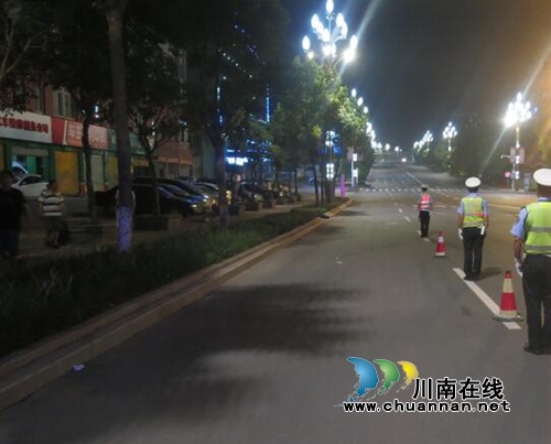 瀘州交警：邀請記者隨警作戰(zhàn) 強化夜間集中整治效果(圖3)