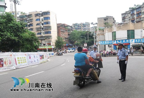 瀘州交警四大隊(duì)：專項(xiàng)整治城區(qū)摩托車 推進(jìn)夏季汛期道路交管工作(圖1)