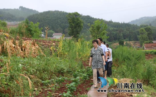 瀘縣宣傳部長陳佳到潮河鎮(zhèn)調(diào)研河長制工作(圖2) 瀘縣宣傳部長陳佳到潮河鎮(zhèn)調(diào)研河長制工作(圖2)