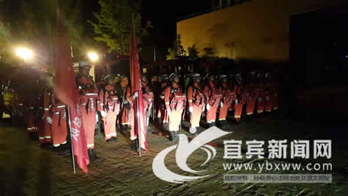 宜賓67名消防人員集結(jié)增援九寨溝地震現(xiàn)場(圖3)