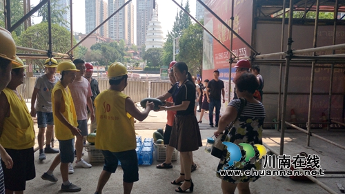 瀘州北城街道總工會“送清涼”暖人心(圖2)