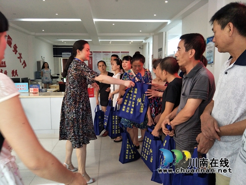 瀘州北城街道總工會“送清涼”暖人心(圖1)