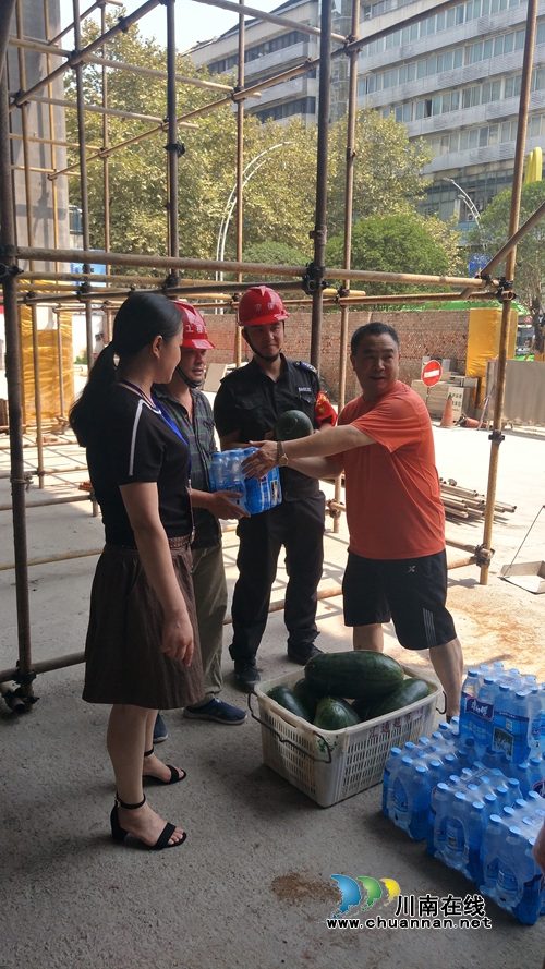 瀘州北城街道總工會“送清涼”暖人心(圖3)