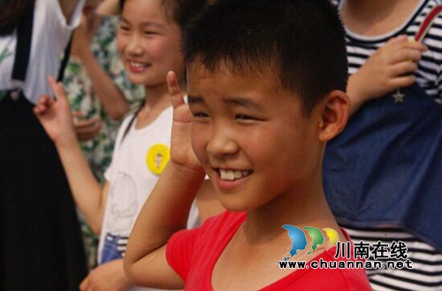 南京工程學(xué)院志愿者走向留守兒童：愛與陪伴，一路“童“行(圖1)